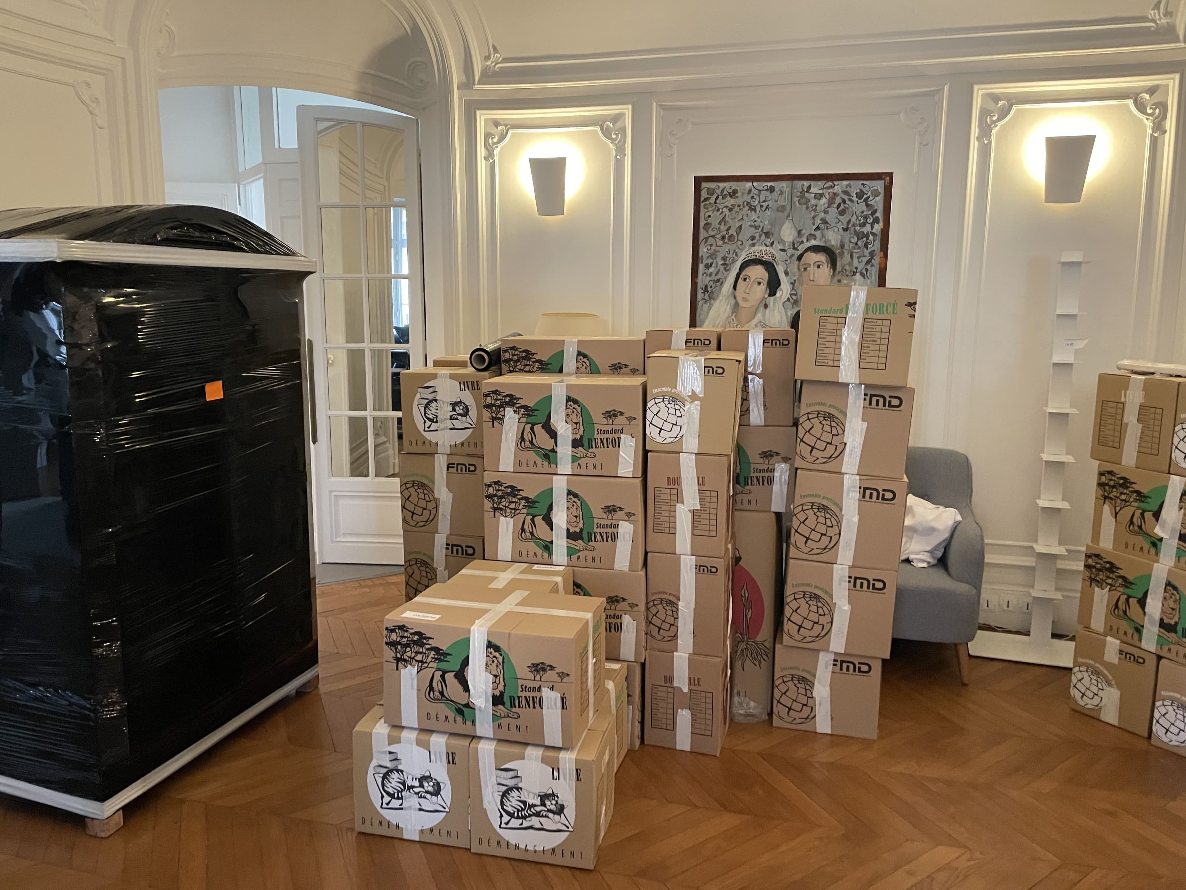 Salon haussmannien préparé pour le déménagement